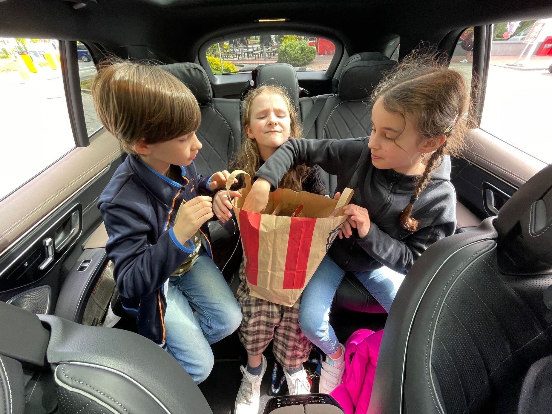 Test děti, drive-thru, drive-in, jídlo na cestách, děti v autě