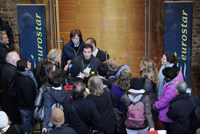 Lidé se právě dozvídají na londýnském nádraží St.Pancras, že společnost Eurostar kvůli počasí zastavuje vlaky pod La Manchem.