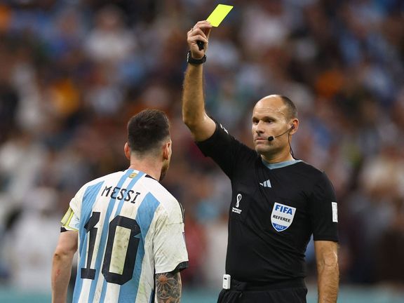 Ani hvězdný argentinský útočník Lionel Messi neunikl ve čtvrtfinále MS proti Nizozemsku karetní mánii rozhodčího Antonia Mateua Lahoze