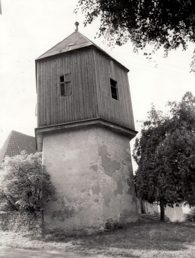 Chodouny-Lounky (Ústecký kraj) - zvonička na historickém snímku.