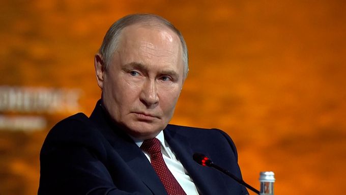"Pokud Ukrajina použije ,špinavou bombu' , bude to mít katastrofální důsledky," varoval Putin