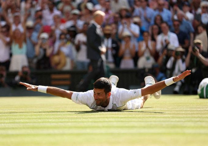 Srbský tenista Novak Djokovič slaví triumf na grandslamu ve Wimbledonu