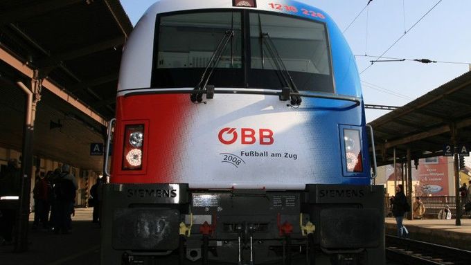 Moderní rakouská lokomotiva Taurus v designu českého národního týmu