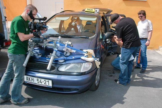 Umístění kamery na automobil při natáčení seriálu Rodinná pouta.