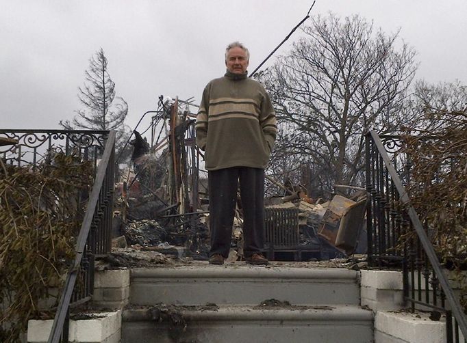 Realita lidí, který bouře Sandy kompletně zničila domácnost ale bude ožívat jen velmi pomalu. Záběr na obyvatele přístavu Bell ležící na předměstí New Yorku.