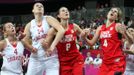 Chorvatské basketbalistky Mandir Sandraová a Luca Ivankovičová sledují míč společně s Češkami Ilonou Burgrovou a Janou Veselou v utkání skupiny A na OH 2012 v Londýně.