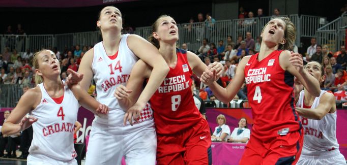 Chorvatské basketbalistky Mandir Sandraová a Luca Ivankovičová sledují míč společně s Češkami Ilonou Burgrovou a Janou Veselou v utkání skupiny A na OH 2012 v Londýně.