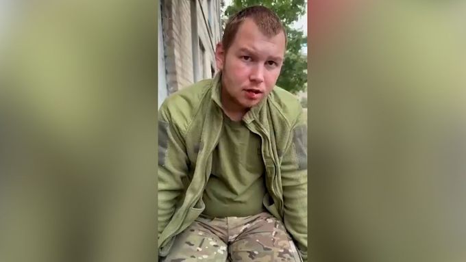 Ruští agenti a sabotéři s ním marně bojují. Vyslovení jednoho slova je pokaždé odhalí.