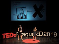 Finská středoškolačka Terhi Nurminenová na TEDxPragueED 2019.