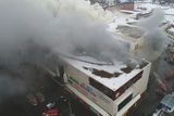 Při požáru nákupního a zábavního střediska Zimňaja višňa přišlo o život 64 lidí, z toho 41 dětí.