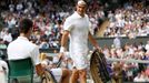 Roger Federer a Novak Djokovič na Wimbledonu 2014