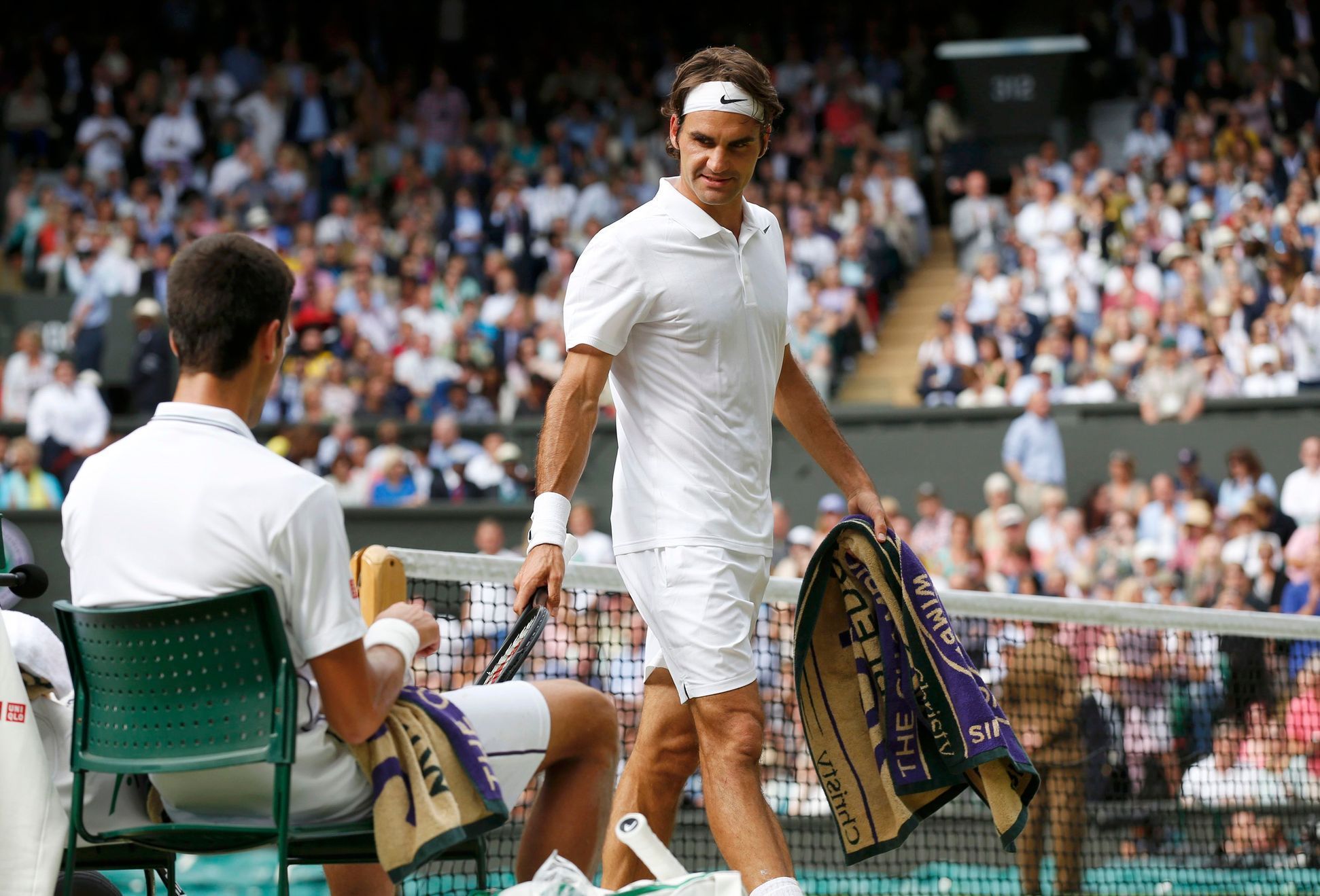 Roger Federer a Novak Djokovič na Wimbledonu 2014