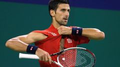 Novak Djokovič si na turnaji v Šanghaji vzteky roztrhal triko