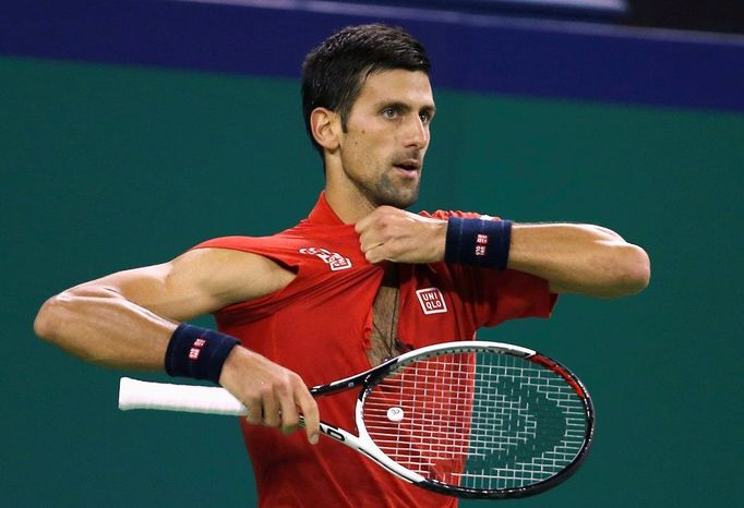 Novak Djokovič si na turnaji v Šanghaji vzteky roztrhal triko