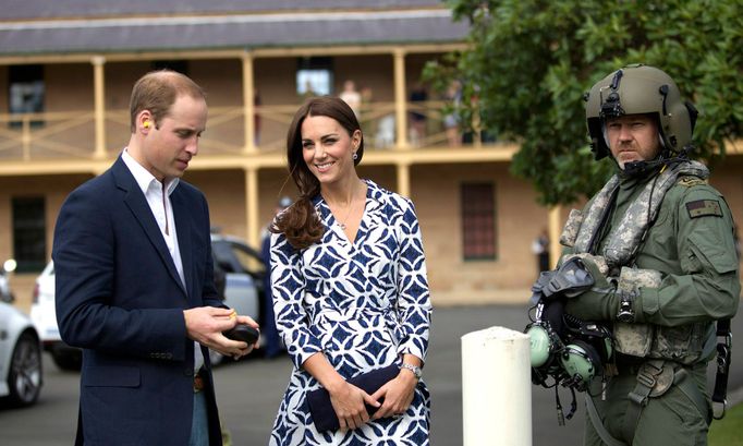 Catherine, the Duchess of Cambridge, and her husband Britain's Prince William (L) prepare to board a Royal Australian Navy MRH90 helicopter at Sydney's Victoria Barracks