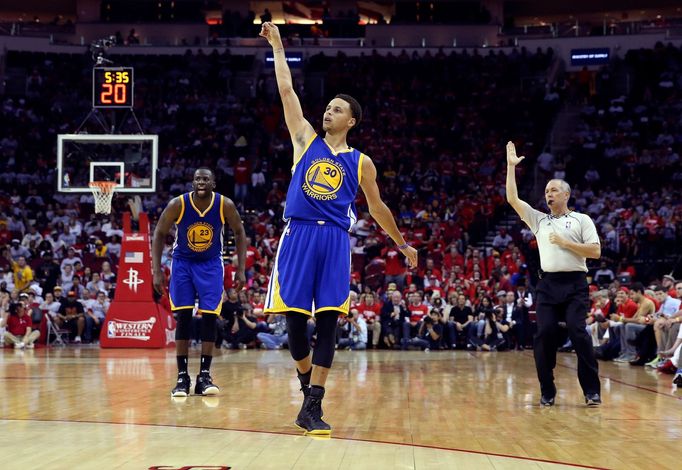 Stephen Curry z Golden State slaví další koš proti Houstonu