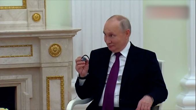 Putin učí se sluchátkem