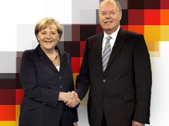 Merkelová a Steinbrück, dva hlavní soupeři v německých volbách.
