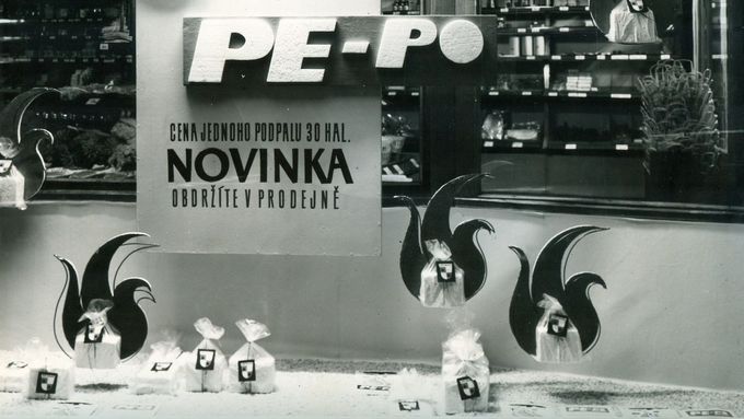 Dobová reklama na PE-PO ze 70. let minulého století.