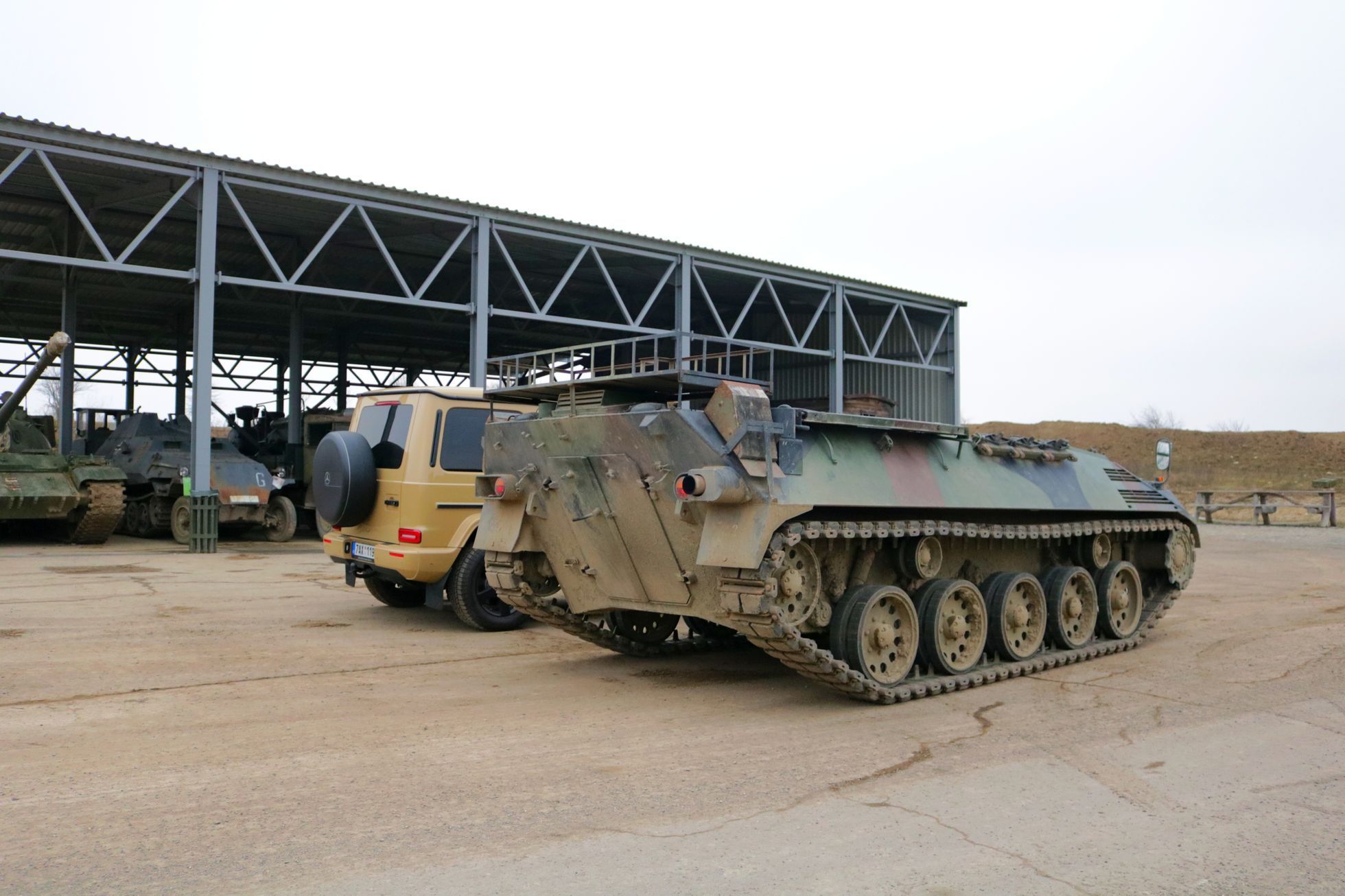 Obrněný pásový transporter Saurer 4K 4FA