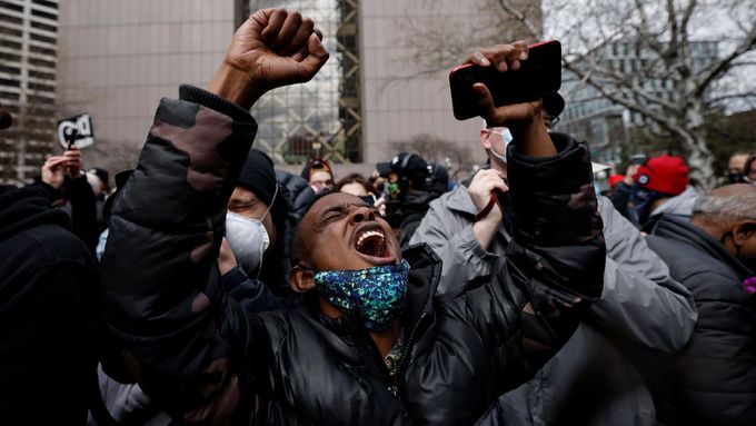 Foto: Slzy v očích. Američané slavili odsouzení policisty, který zabil George Floyda