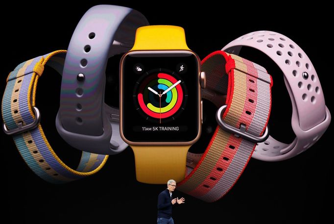 Tim Cook představuje nové Apple Watch.