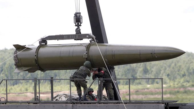 Ruští vojáci nakládají taktickou raketu Iskander.