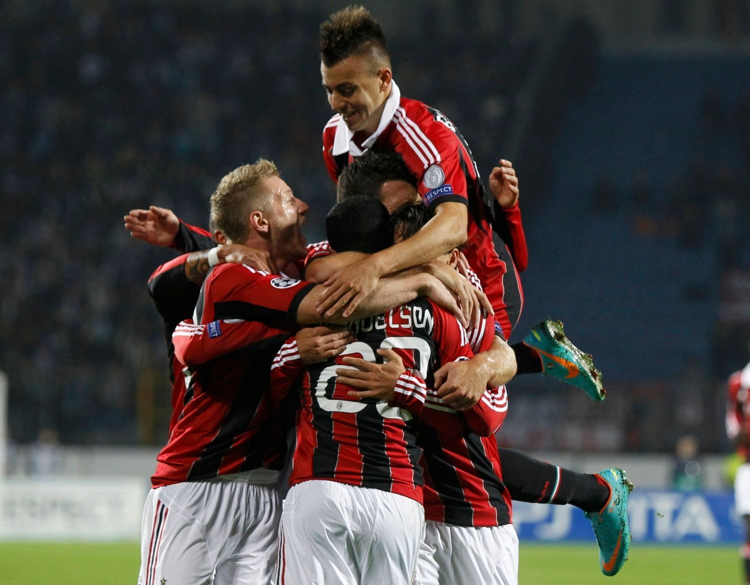 Fotbalisté AC Milán se radují z gólu v utkání Ligy mistrů 2012/13 se Zenitem Petrohrad.