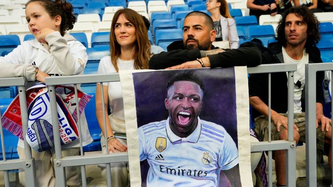 Fanoušci fotbalového klubu Realu Madrid s fotografií brazilského střelce Vinícia Júniora
