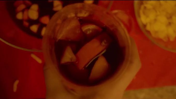 Ve filmu Climax tanečníci pijí sangrii, jíž někdo okořenil špatnými drogami.