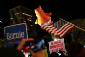 Historické hlasování obrazem: Odvolejte Trumpa, zbabělci, protestovali Američané