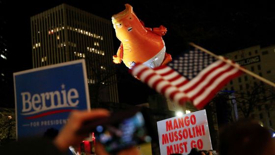 Historické hlasování obrazem: Odvolejte Trumpa, zbabělci, protestovali Američané