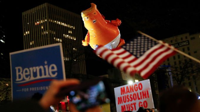 Historické hlasování obrazem: Odvolejte Trumpa, zbabělci, protestovali Američané