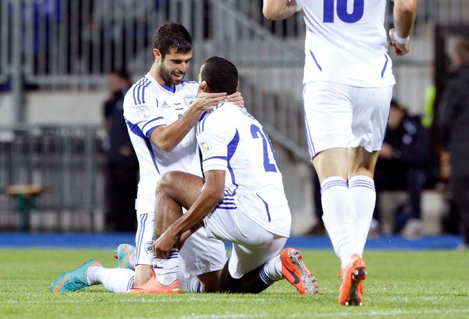 Izraelští fotbalisté Maharan Radi (vpravo) a Eden Ben-Basat slaví gól v kvalifikaci na MS 2014 proti Lucembursku.