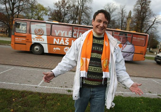 David Rath ještě dvě hodiny po začátku voleb stál u svého volebního autobusu před městským úřadem v Hostivici, zval občany k volbám...