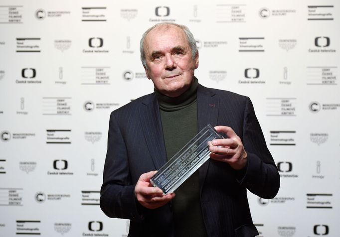 Kameraman Vladimír Smutný převzal cenu pro audiovizuální počin za film Nabarvené ptáče.