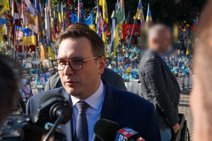 Ochrany nejmocnějších se chopil policista, který má k elitnímu výcviku daleko. Jak se kancelářský pracovník k ochraně prezidenta Zelenského či ministra Lipavského?