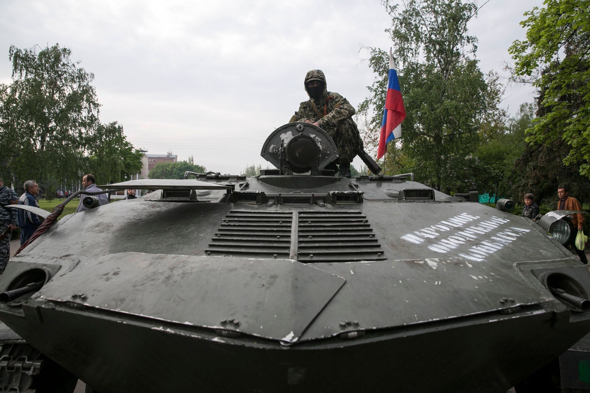Proruský separatista na obrněném vozidle ve Slavjansku.