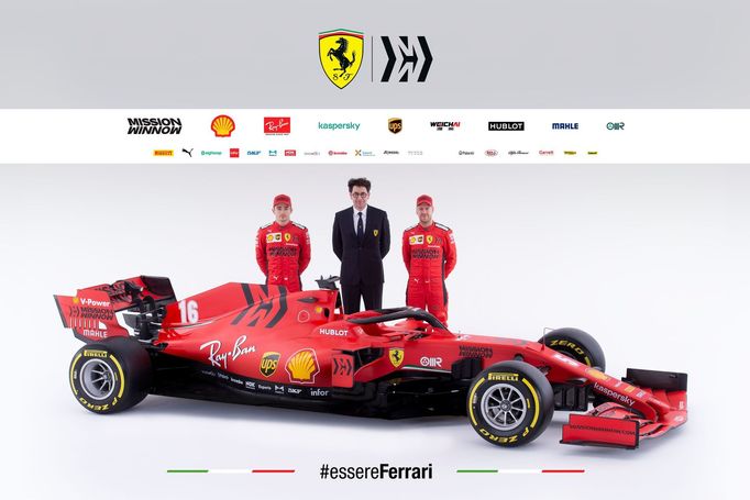 Charles Leclerc, Mattia Binotto a Sebastian Vettel s monopostem formule 1 Ferrari SF 1000 pro sezonu 2020