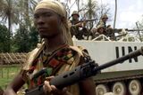 Vojačka Sil civilní obrany (CDF), které bojovaly v občanské válce v Sieře Leone.