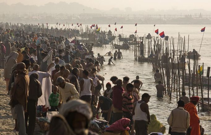 Hindu devotees gather to take a dip in the waters of the holy Ganges river ahead of the "Kumbh Mela" (Pitcher Festival), in the northern Indian city of Allahabad January 11, 2013. During the festival, Hindus take part in a religious gathering on the banks of the river Ganges. "Kumbh Mela" will return to Allahabad in 12 years. REUTERS/Ahmad Masood (INDIA - Tags: RELIGION) Published: Led. 11, 2013, 10:18 dop.