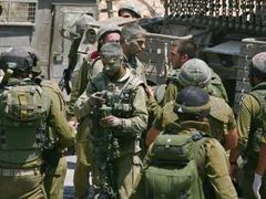 Izraelští vojáci ve středu opět nakrátko pronikli na území jižního Libanonu. Podle informací libanonského televize byli při operaci tři z nich zranění.