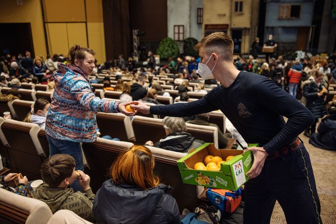 Záběr na sál Kongresového centra v Praze, kde bylo dne 4. 3. 2022 otevřeno centrum pro pomoc uprchlíkům z Ukrajiny.