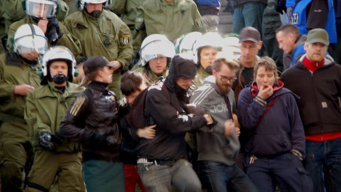 Když se policie snažila vyklidit nádraží Köpenick, demonstranti se bránili a na několik minut zavládl chaos.