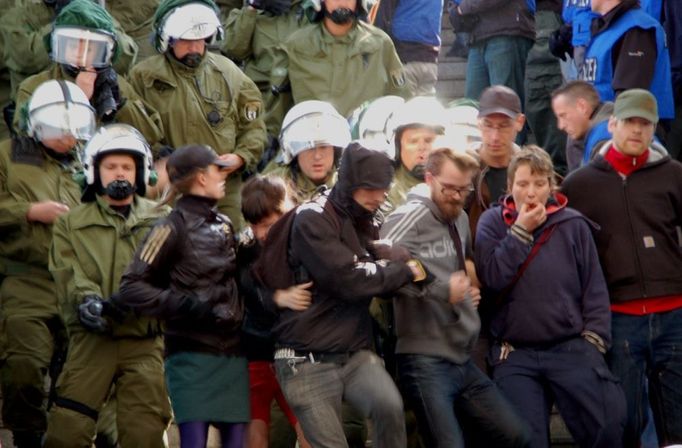 Když se policie snažila vyklidit nádraží Köpenick, demonstranti se bránili a na několik minut zavládl chaos.