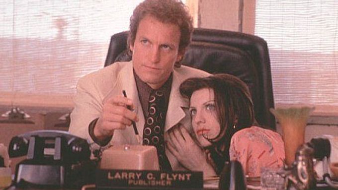 Záběr z filmu Miloše Formana Lid versus Larry Flynt, kde titulní postavu osobitého pornomagnáta ztvárnil Woody Harrelson