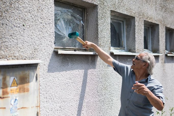 Symbolické zahájení demolice vepřína v Letech u Písku, který stál na místě koncentračního tábora pro Romy. Na místě vznikne památník holokaustu.