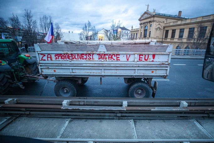 Protest části zemědělců s traktory v Praze na magistrále a před ministerstvem zemědělství, 19. 2. 2024.