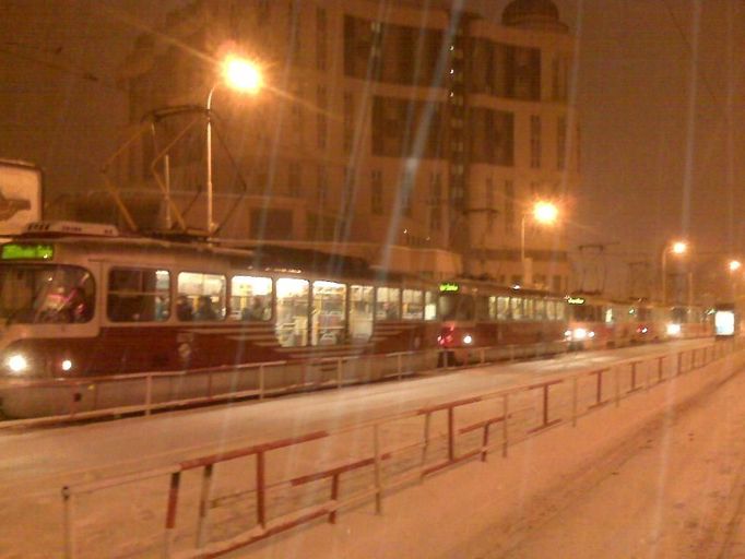 Tramvaje stojí v Praze i na Želivského