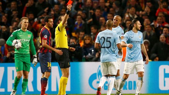 Klíčový okamžik zápasu - Demichelis (úplně vpravo) vidí červenou kartu a míří pod sprchy.